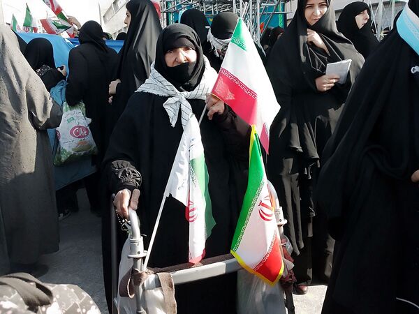 حضور پر شور دانش آموزان  در راهپیمایی ۱۳ آبان 