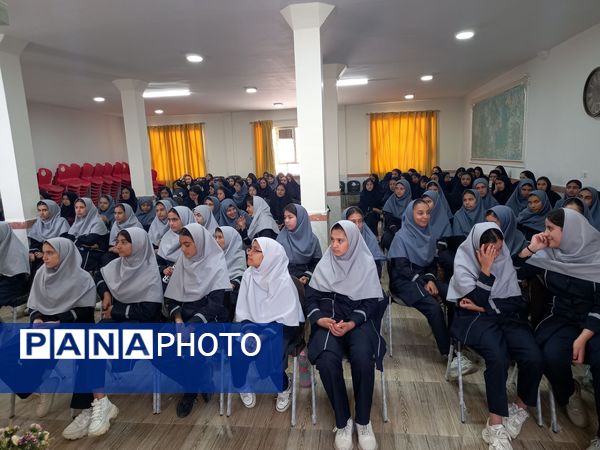 حضور آتش نشان به مناسبت وز آتش نشان و ایمنی در مدرسه نمونه دولتی وکیلی ۱۰