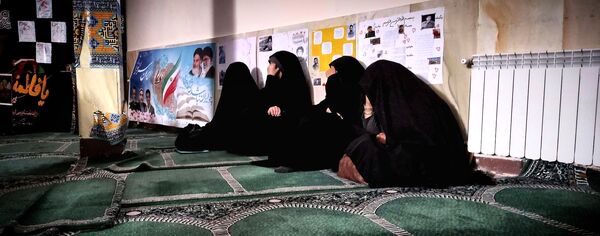 استقبال دانش‌آموزان دبیرستان شهید برقعی 2 قم از یک لاله فاطمی