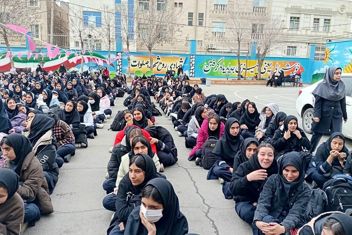  مراسم به مناسبت ۲۲ بهمن ماه در مدرسه شهید زهره‌وند، شهرستان قرچک