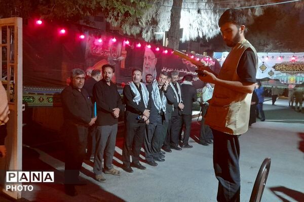 نوجوانان؛ پیشگامان میزبانی از مهمانان مراسم وداع و تشییع پیکر امام امت