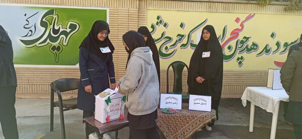 برگزاری انتخابات شورای دانش‌آموزی در مدرسه شاهد آمنه