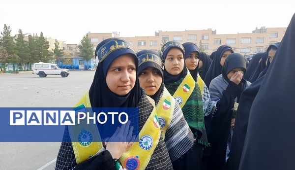 وداع دانش‌آموزان دبیرستان فرهنگیان ناحیه ۷ با شهید گمنام 