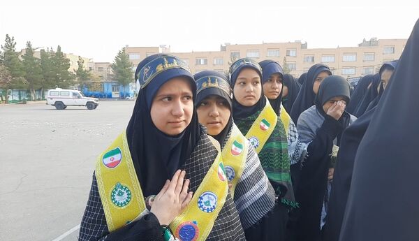 وداع دانش‌آموزان دبیرستان فرهنگیان ناحیه ۷ با شهید گمنام 