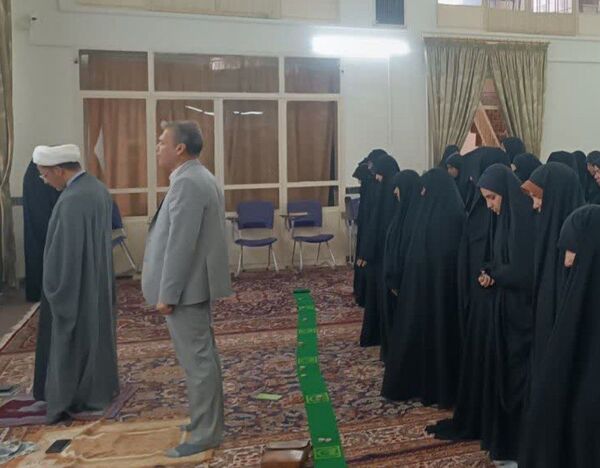 برپایی نماز جماعت در مکتب النرجس