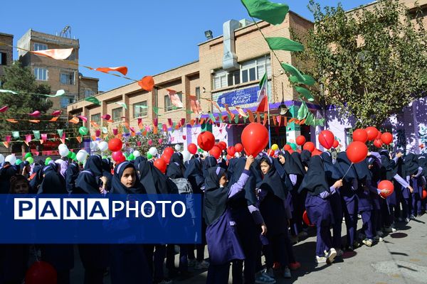 جشن میلاد حضرت زینب(س) با حضور مادران پرستار در دبستان علویان بهارستان‌دو