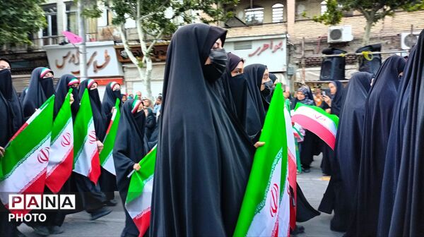 رژه اقتدار در ملایر ؛طنین گام های استوار بسیجیان در خیابان خیام 