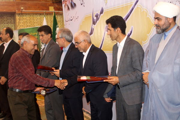 آیین سپاس معلم در دبستان دخترانه شهید باهنر بوشهر