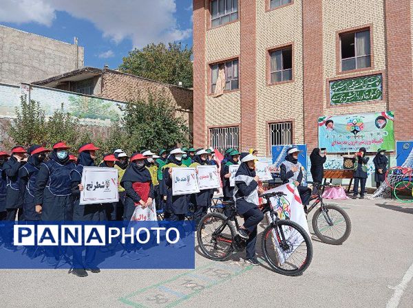 مراسم نمادین هفته تربیت‌بدنی و ورزش در دبیرستان هفده شهریور شهرستان فیروزکوه