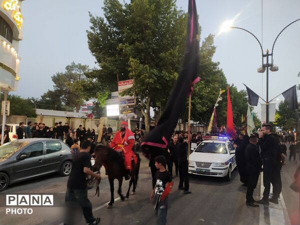 حرکت دسته های عزاداری هیئت شاهزاده قاسم (ع) به سمت زیارتگاه امام زاده سید حمزه 