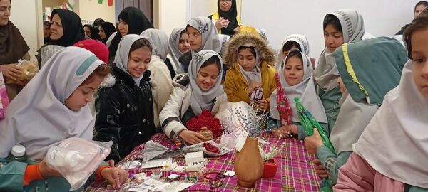 بازدید دانش آموزان مدرسه مریم میرزاخانی خلیل آباد از بازارچه کار آفرینی