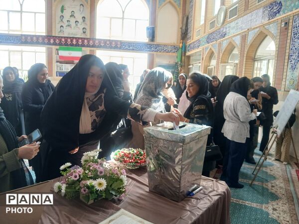 انتخابات انجمن اولیا و مربیان در مدرسه دیهیم