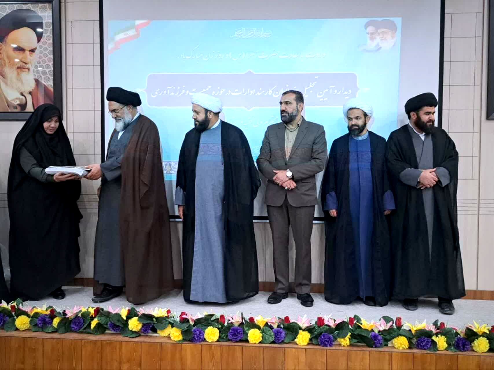 تجلیل نماینده ولی فقیه کهگیلویه و بویراحمد از بانوان شاغل به‌مناسبت ولادت حضرت زهرا (س)