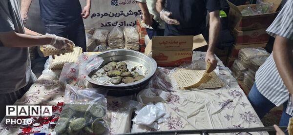 ایستگاه شادی در دروازه‌ی تهران؛ طعم شیرین میلاد در قلب راه‌آهن