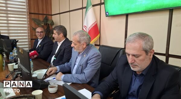 نشست صمیمی وزیر آموزش‌ و پرورش با معلمان دبیرستان رازی