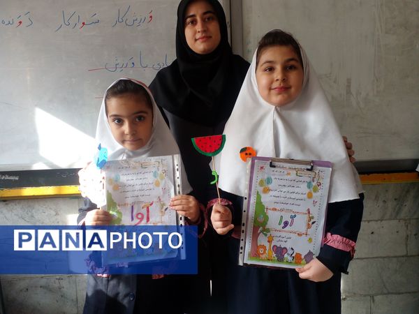 شادی دانش آموزان از یادگیری حروف الفبا و نوشتن حرف(واو)