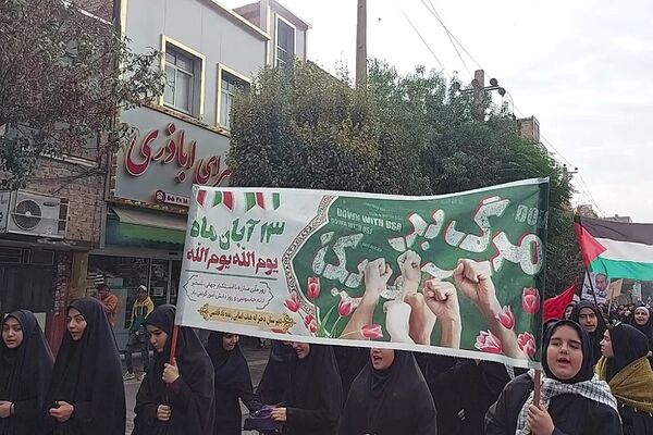 حضور پرشکوه دانش‌آموزان کهریزک و باقرشهر در راهپیمایی ۱۳ آبان