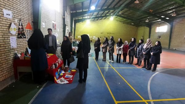 بازدید مدیر آموزش و ‌پرورش حاجی‌آباد از نمایشگاه خلاقیت‌های دانش‌آموزی دبستان استقلال  