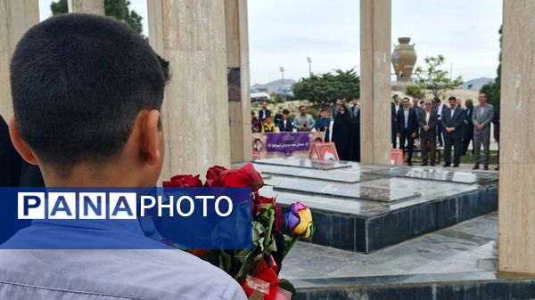 غبار روبی مزار شهدا در قوچان 