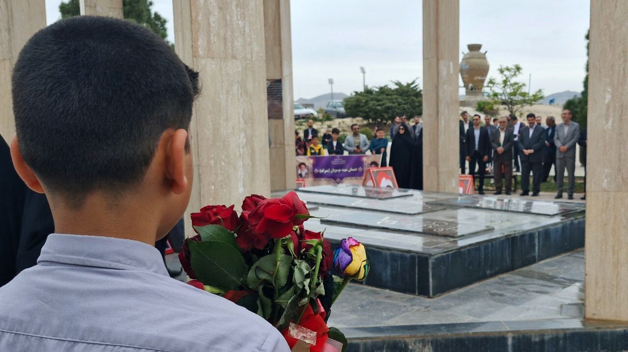 غبار روبی مزار شهدا در قوچان 