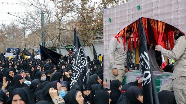 بدرقه پیکر مطهر ۱۳ شهید گمنام در اجتماع عظیم فاطمیون مشهد