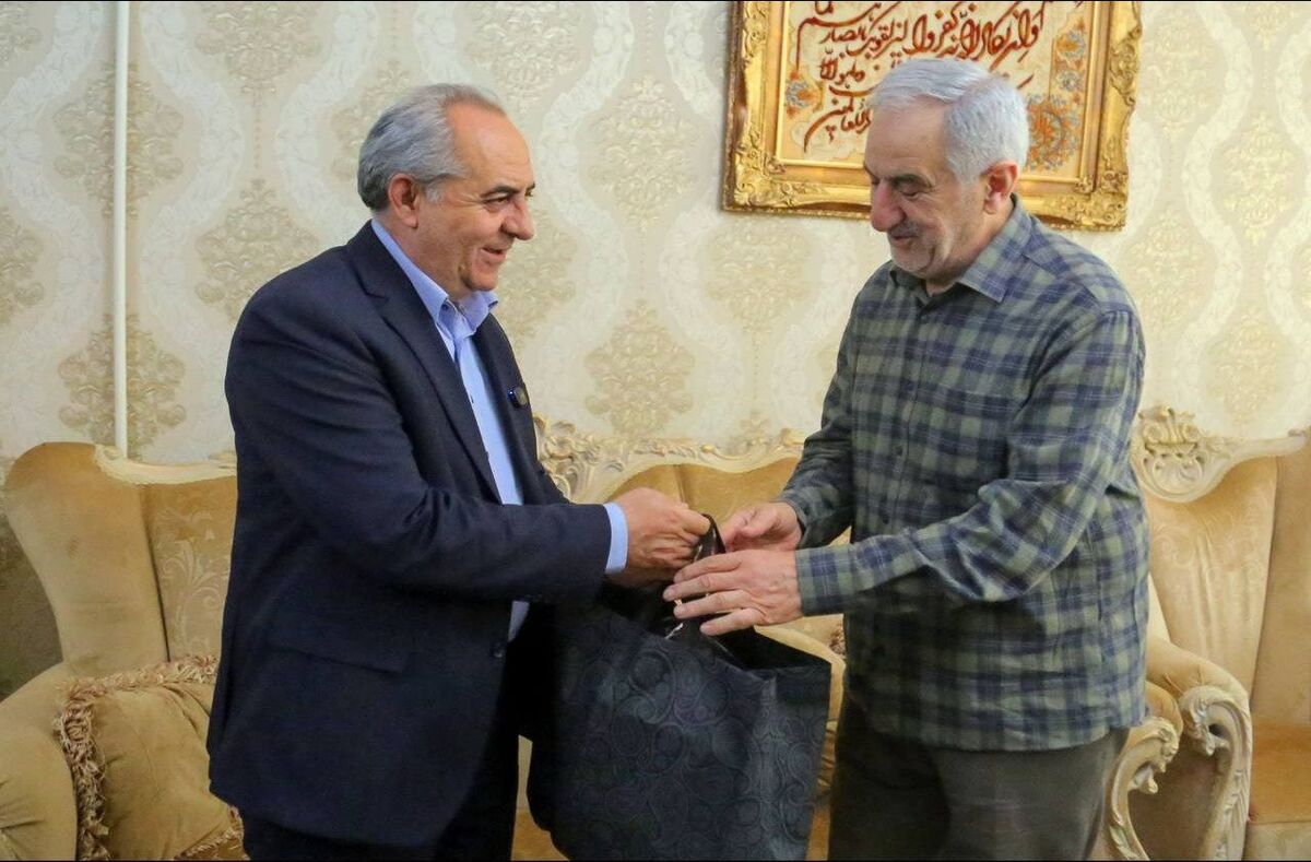 دیدار سرزده استاندار آذربایجان شرقی با معلم دوران دبیرستان خود