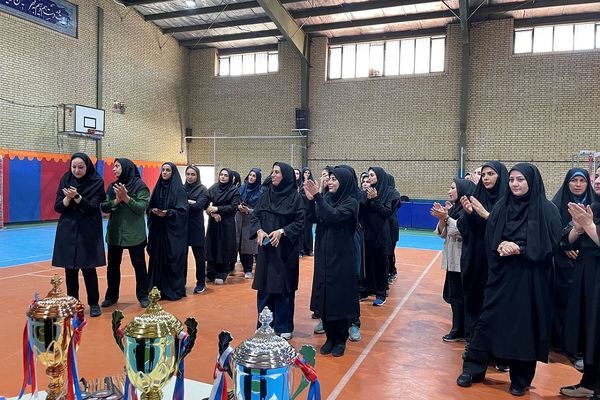 تقدیر از تیم های برتر مسابقات والیبال استانی شهرستانهای تهران در ری یک