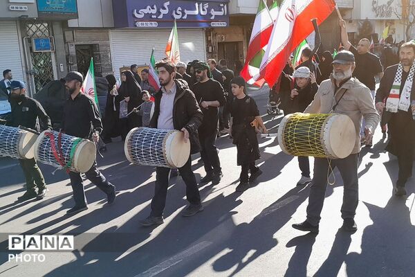 حضور اقشار مختلف مردم تهران در اربعین رهبر شهید انقلاب اسلامی 