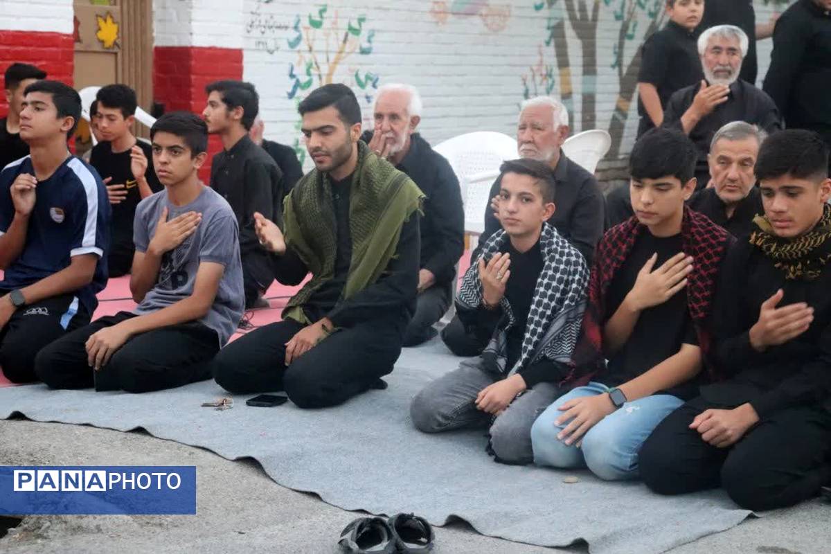 حضور پر رنگ نوجوانان در مراسم قرائت دعای زیارت عاشورا 