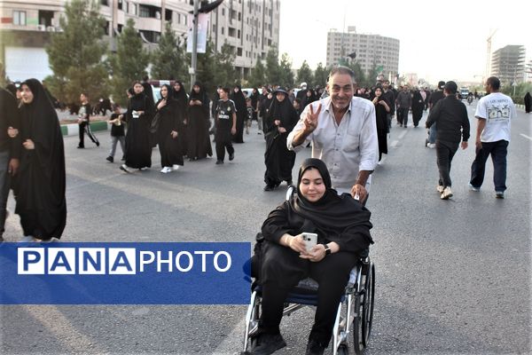 آیین پیاده‌روی اربعین حسینی در بلوار پیامبر اعظم(ص) قم