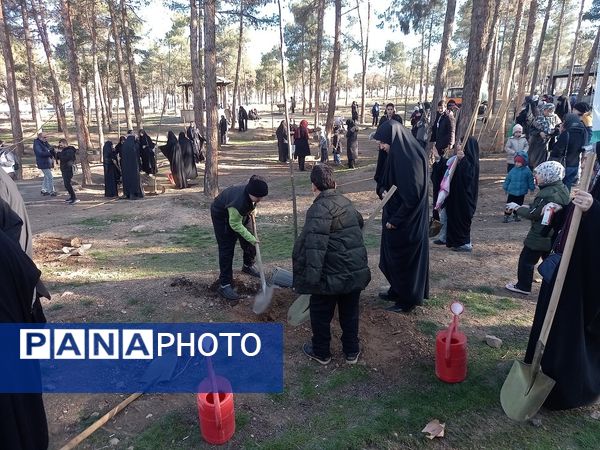 کاشت ۱۰۰۰ نهال به یاد شهدای مقاومت و شهدای مدافع حرم در بوستان جنگلی سرخه حصار