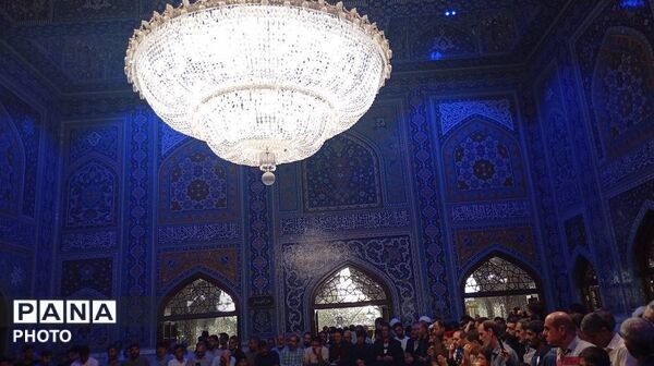 حضور پرشور مردم بر سر مزار رهبر شهید در رواق دارالذکر