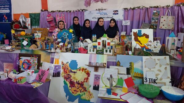 نمایشگاه هفته پژوهش در دبیرستان احمدی روشن شهرستان فردیس