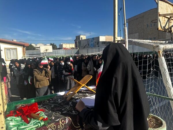 نواختن زنگ انقلاب در دبیرستان هیأت‌امنایی طه