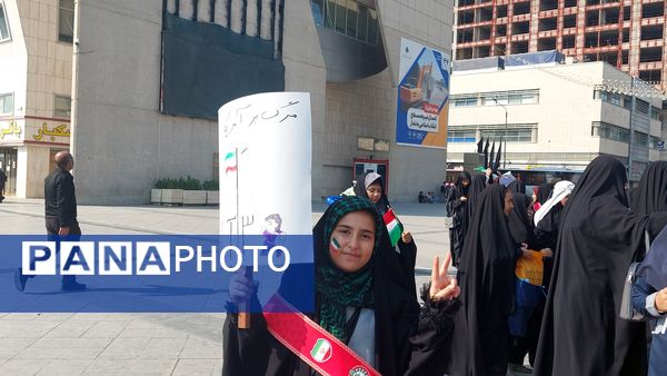 حضور پرشور دانش‌آموزان و اقشار مختلف مردم مشهد در راهپیمایی یوم‌الله ۱۳ آبان