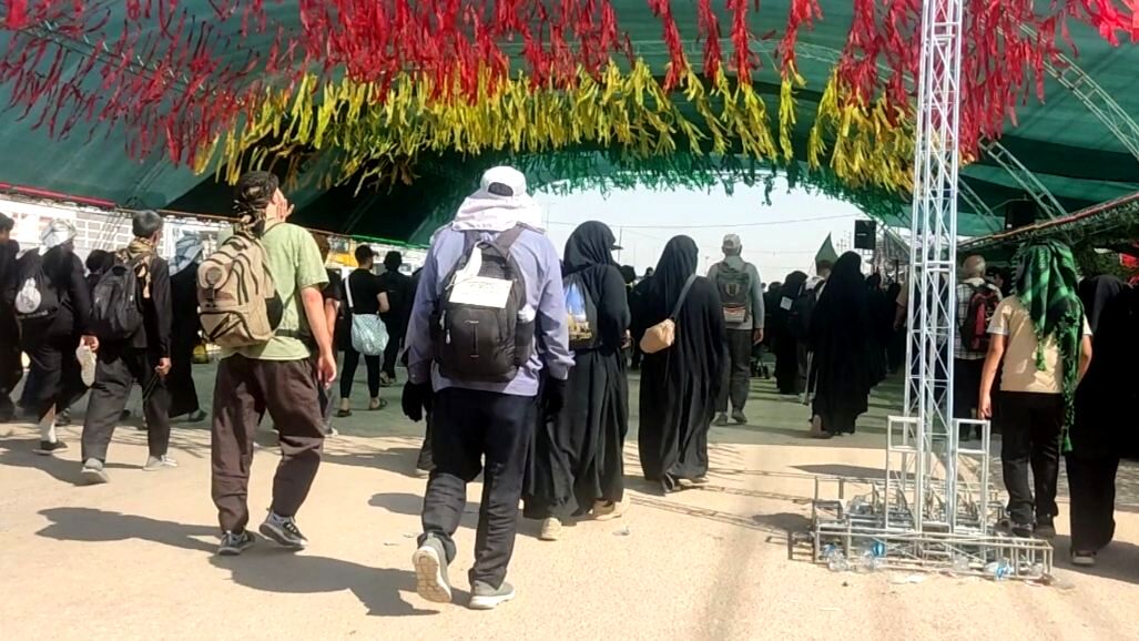 پیاده روی پرشور اربعین حسینی از جاده نجف تا کربلا