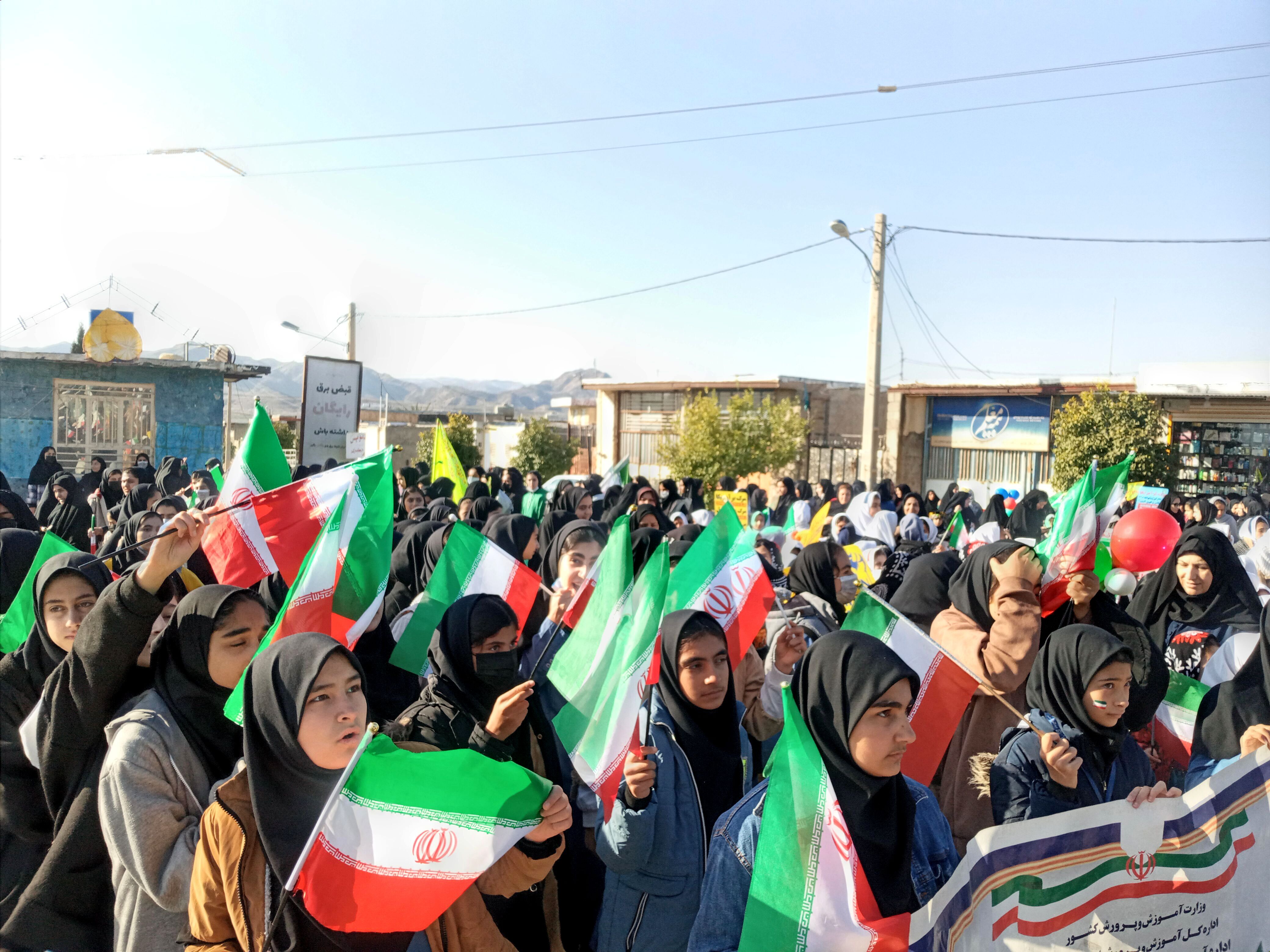حضور دانش‌آموزان بخش سراب میمه در راهپیمایی۲۲بهمن 