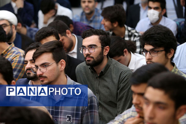 دیدار جمعی از مدال‌آوران المپیادهای دانش‌آموزی و دانشجویی با مقام معظم رهبری