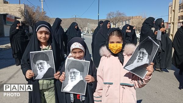 برای شهید وطن کوچک تا بزرگ آمدند