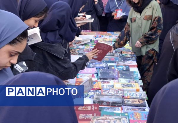 هفته کتاب و کتابخوانی در دبیرستان بهار آزادی قائمشهر