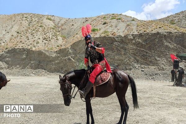 تعزیه خوانی در روز اربعین حسینی در جوار گلزار شهدای شهر بار نیشابور 
