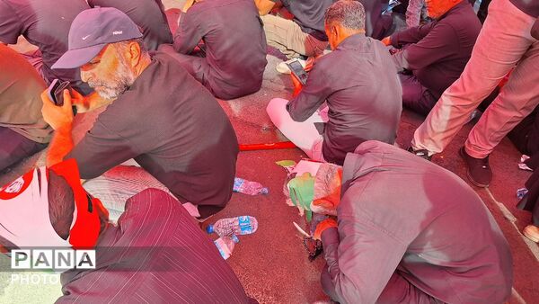 مشهد، در آغوشِ حرم، با رهبر شهید وداع کرد
