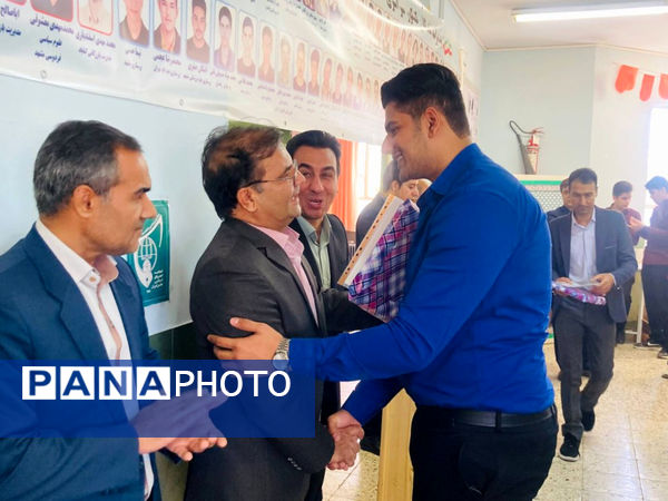  از دانش‌آموزان برتر کنکور در «جشن ستارگان» دبیرستان نمونه آیت‌الله خامنه‌ای تجلیل شد 