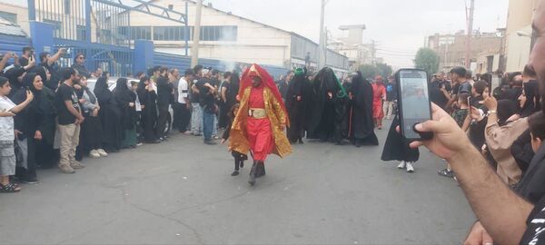 استقبال عزاداران حسینی از کاروان نمادین اسرای کربلا در قم
