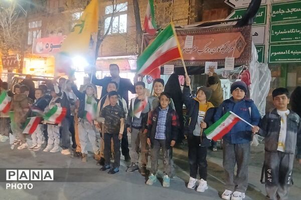 اینجا دانش‌آموزان و فرهنگیان میدان‌داری می‌کنند