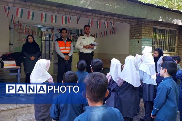 هدایای فرهنگی هفته پدافند غیرعامل به مدارس روستایی فیروزکوه رسید