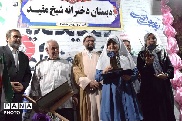 وداع با دوران ابتدایی؛ جشن فارغ‌التحصیلی ششم‌دختران «شیخ مفید» در منطقه ۱۴