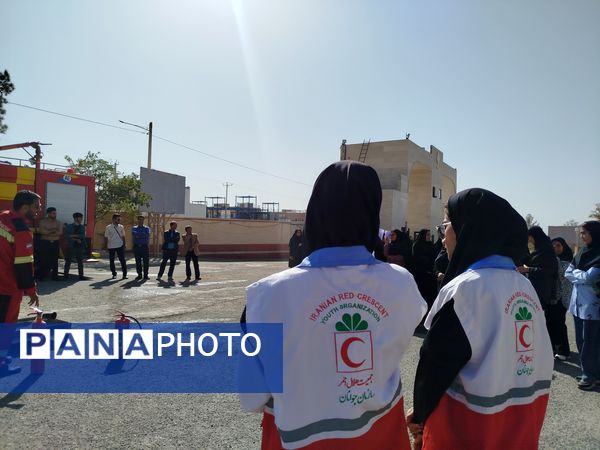 مانور آتش نشانی به مناسبت هفته پدافند غیر عامل در دانشگاه پیام نور کاشمر