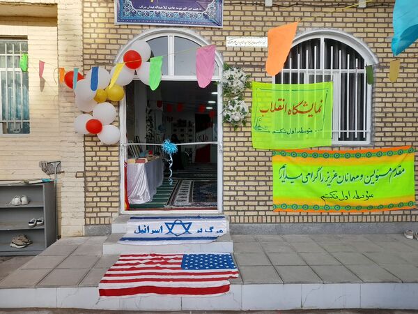 نمایشگاه باشکوه انقلاب با همت دانش‌آموزان خلاق و دغدغه‌مند برگزار شد