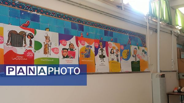 آماده‌سازی نمایشگاه انقلاب به‌‎مناسبت دهه فجر در دبیرستان شاهد ابوذر غفاری نیشابور 